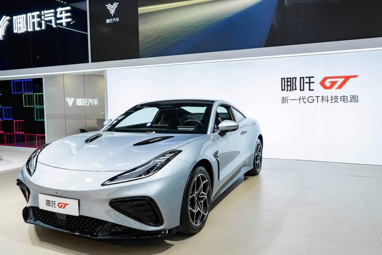 成都28哪吒汽车在智能汽车领域的表现，领途汽车在新能源汽车市场中的影响力